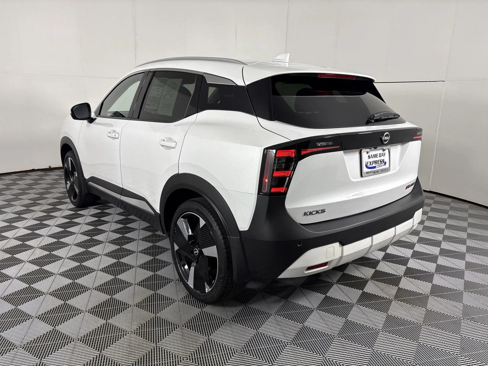 Used 2025 Aspen White Tricoat Nissan SR image 18