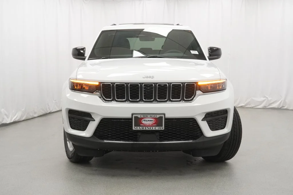 New 2026 Bright White Clear-Coat Exterior Paint Jeep Laredo X image 7
