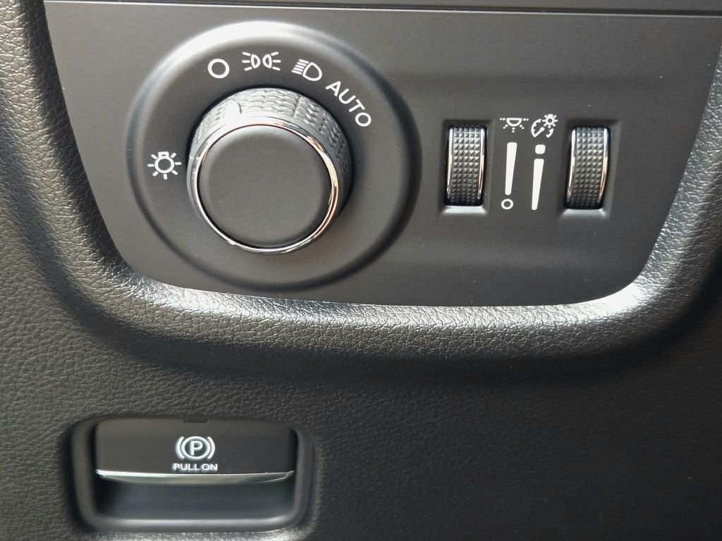 New 2026 Diamond Black Crystal Pearlcoat Jeep Altitude image 28