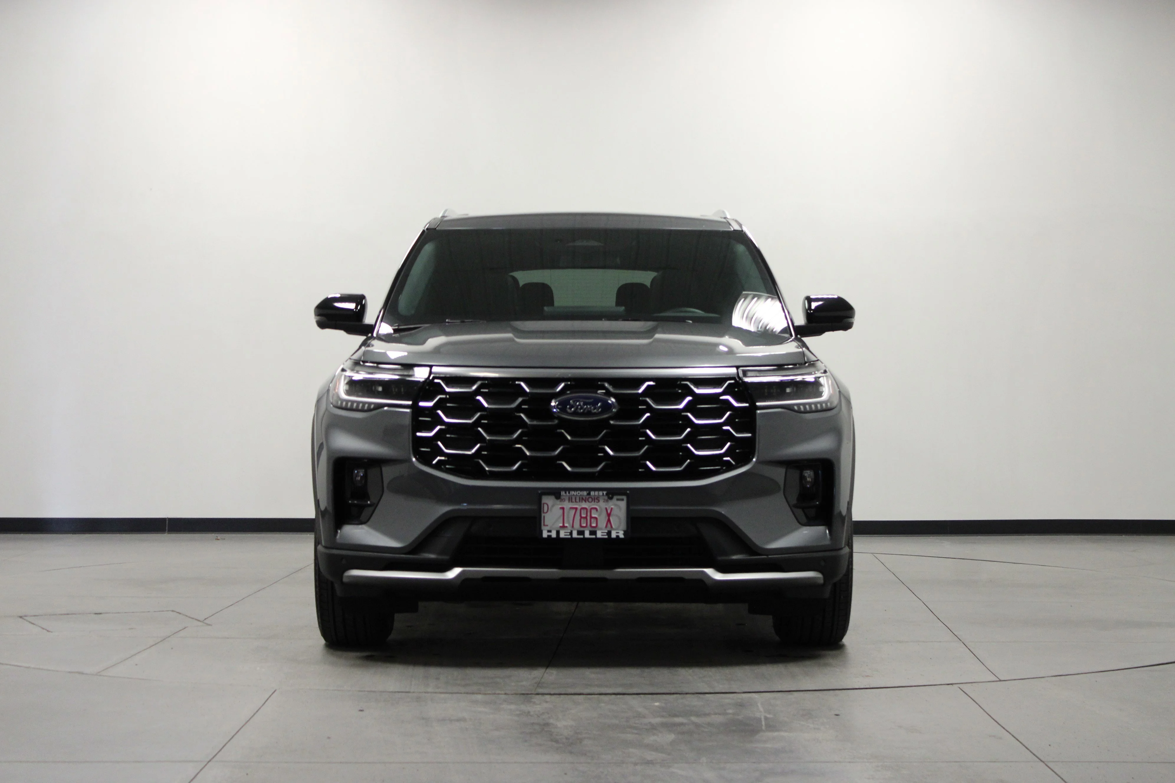 Used 2025 Gray Metallic Ford Platinum image 9