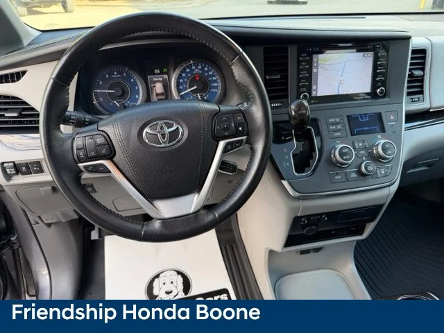 Used 2018 Gray Toyota XLE Premium image 20