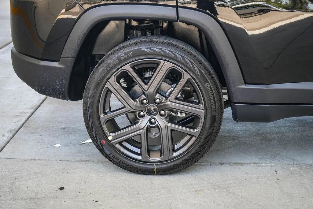 New 2026 Diamond Black Crystal Pearl-Coat Exterior Paint Jeep Limited image 11