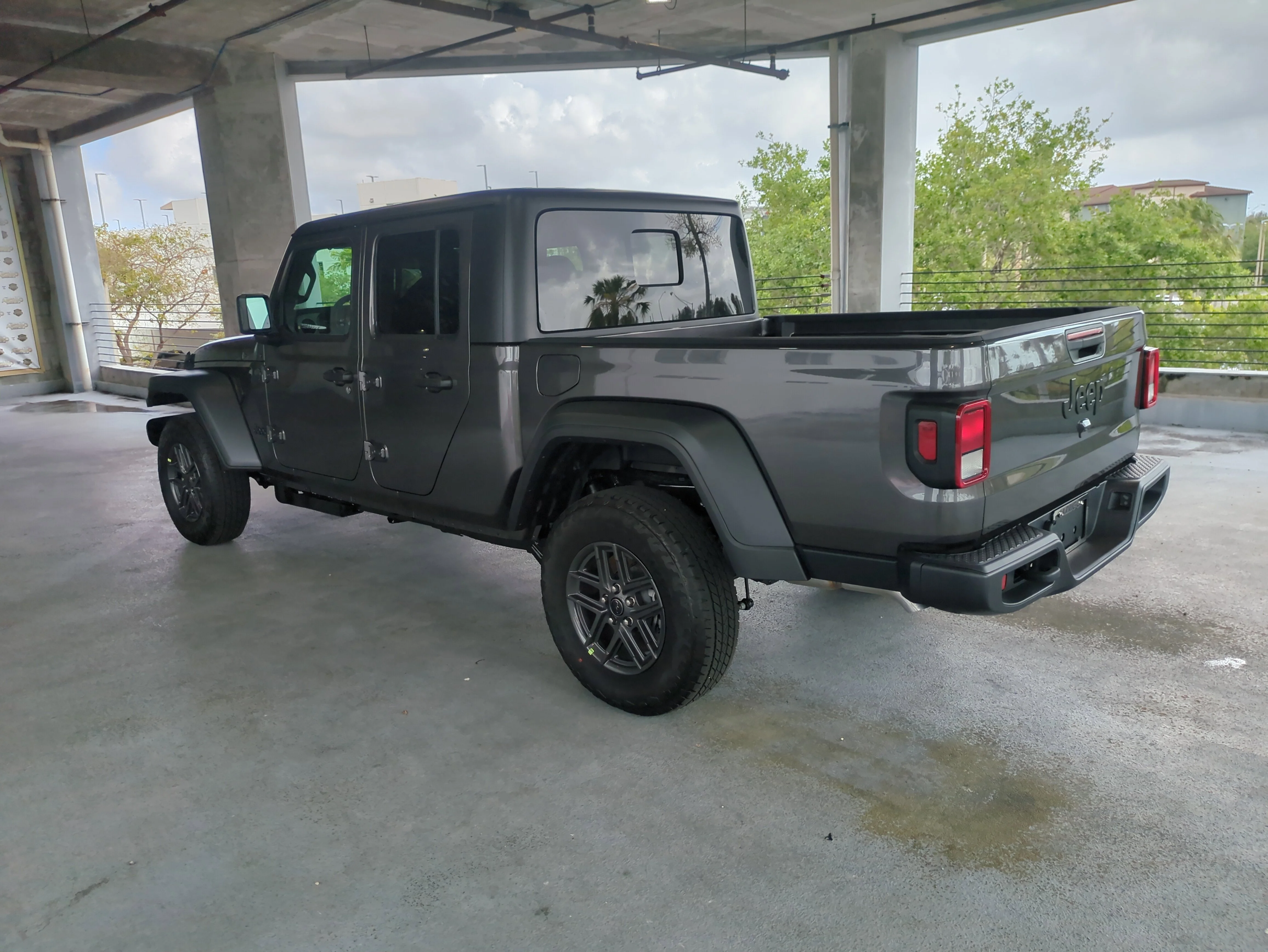 New 2026 Granite Crystal Metallic Clear-Coat Exterior Paint Jeep Sport S image 6