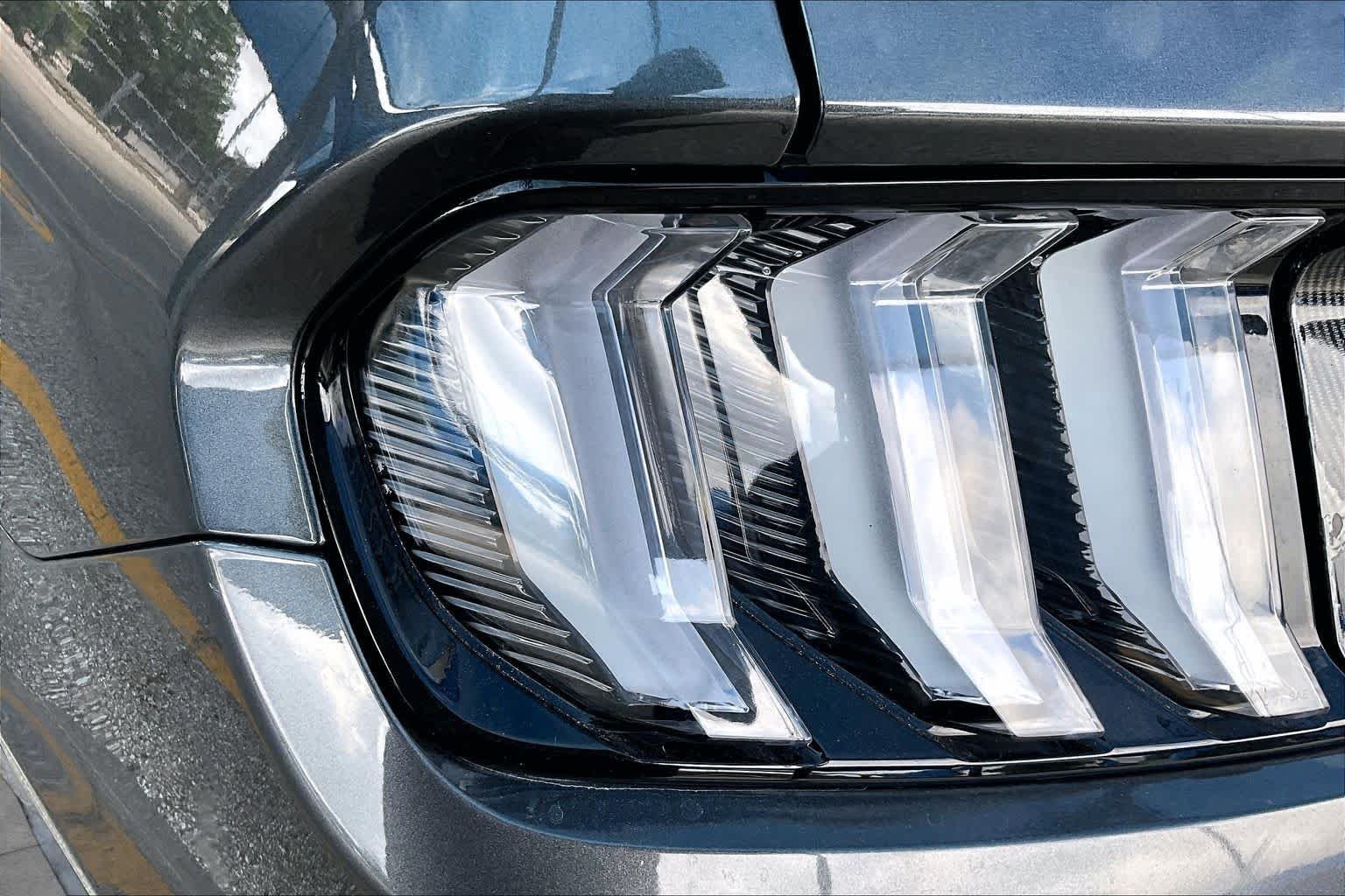 Used 2019 Magnetic Metallic Ford GT Premium image 26