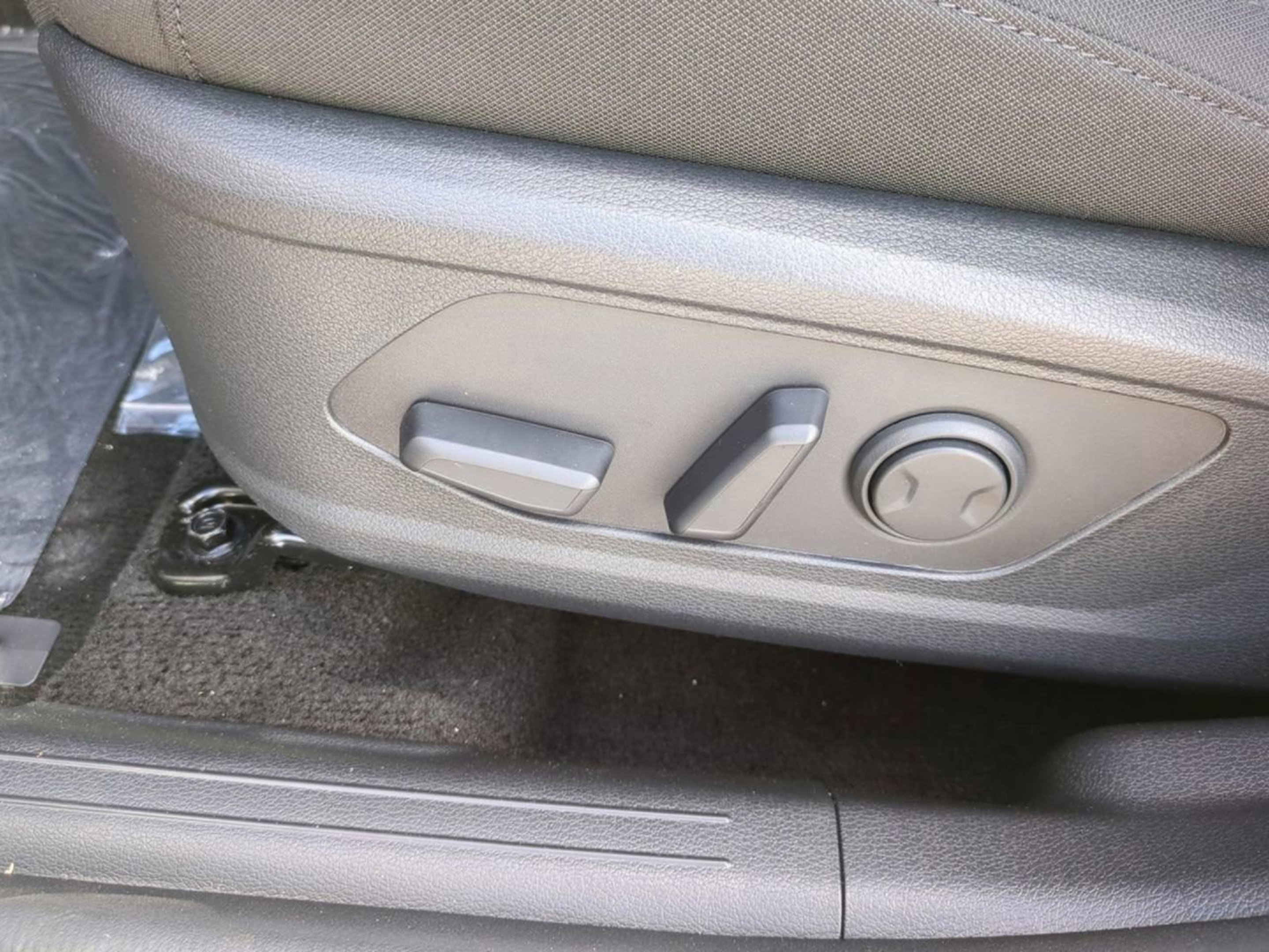 New 2026 Glacial White Pearl Kia LX image 16