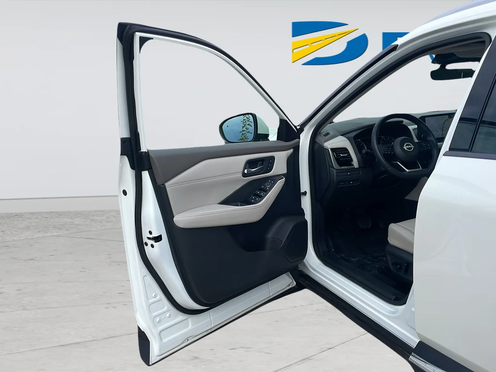Used 2022 White Nissan SL image 34