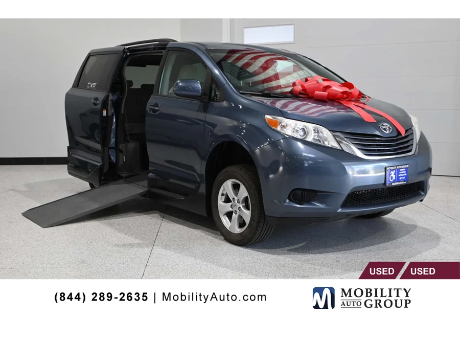 2016 Toyota Sienna LE V6 7-Passenger Mobility's photo
