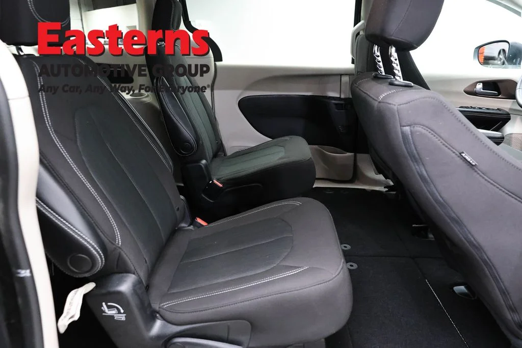 Used 2022 Gray Chrysler LX image 23
