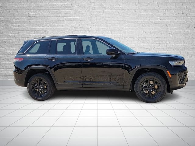 New 2026 Diamond Black Crystal Pearlcoat Jeep Altitude image 5