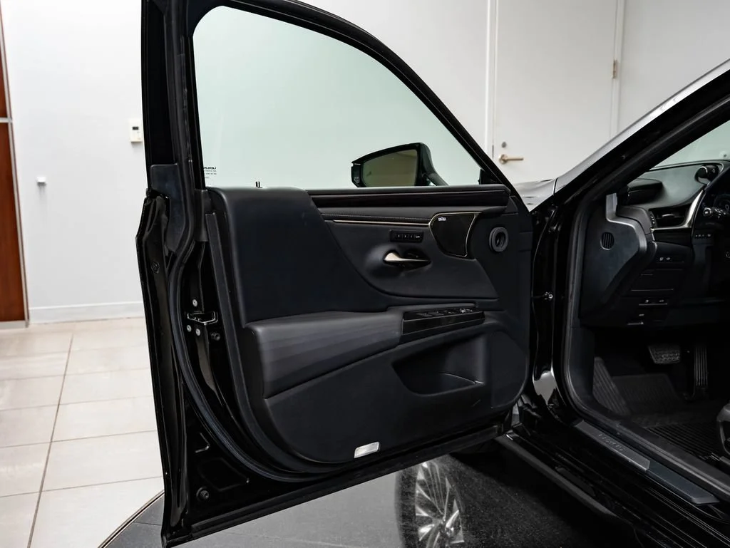 Certified Used 2020 OBSIDIAN Lexus 300h Ultra Luxury image 28