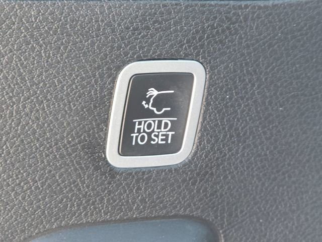 Used 2025 Diamond Black Crystal Pearlcoat Jeep Base image 29