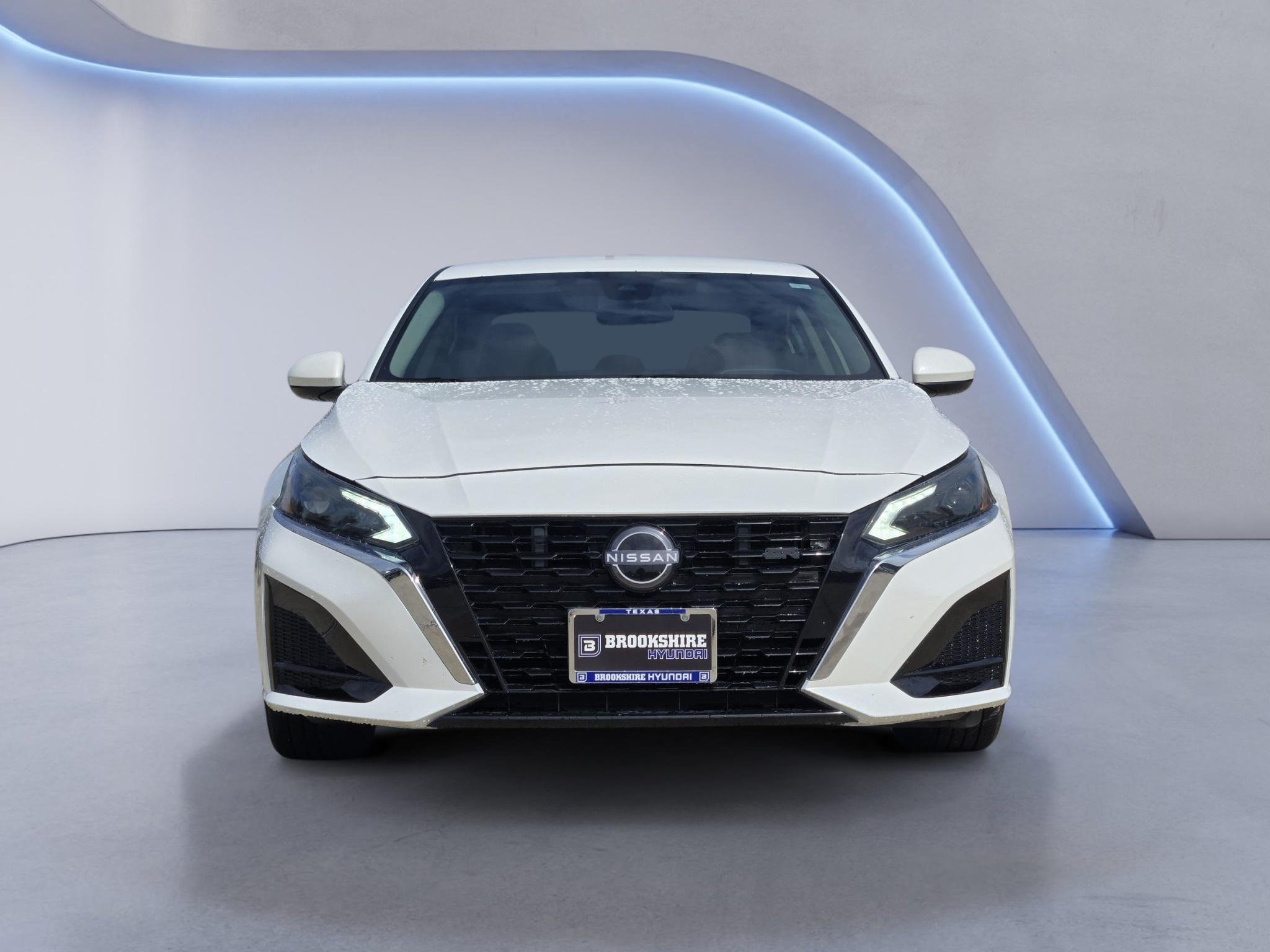 Used 2023 Pearl White Tricoat Nissan 2.5 SV image 2