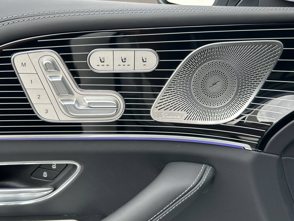 New 2026 MANUFAKTUR Moonlight White Metallic Mercedes-Benz Maybach GLS 600 image 50