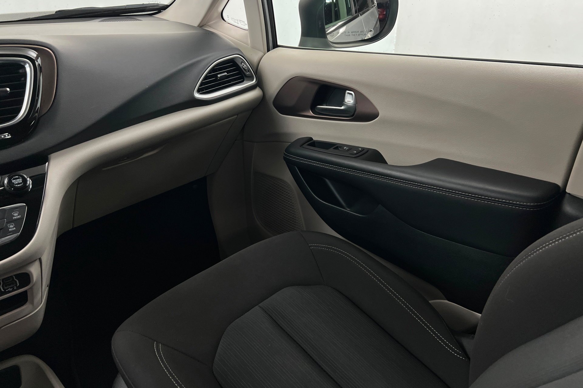 Used 2023 Silver Mist Clearcoat Chrysler LX image 11