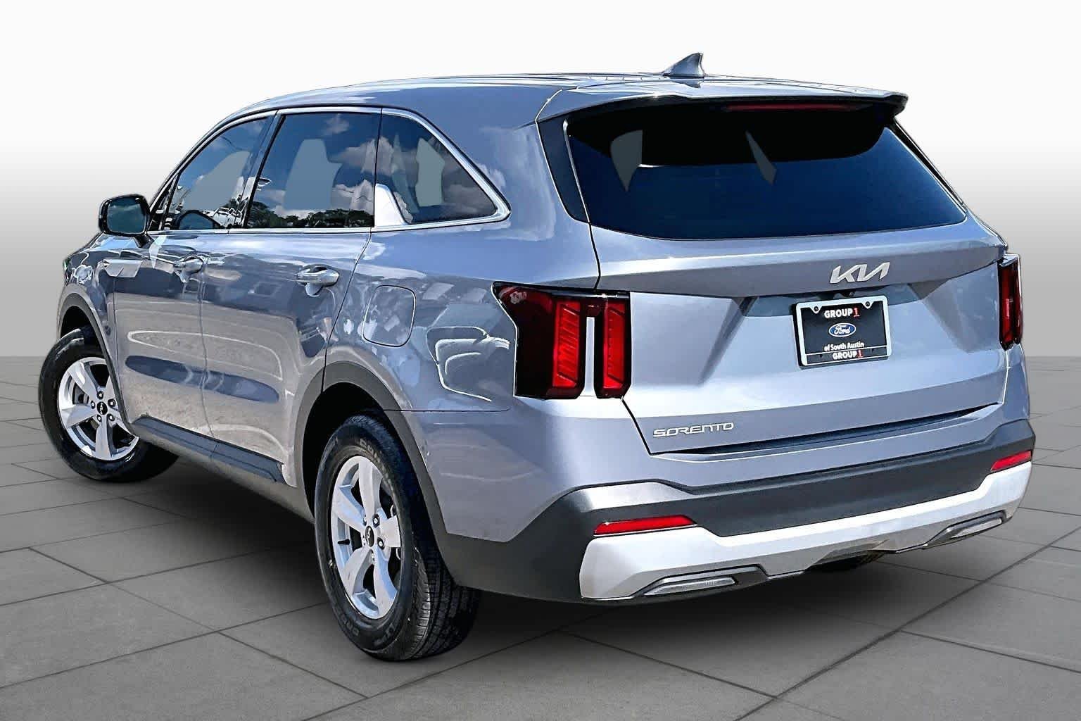 Used 2025 Everlasting Silver Kia LX image 15
