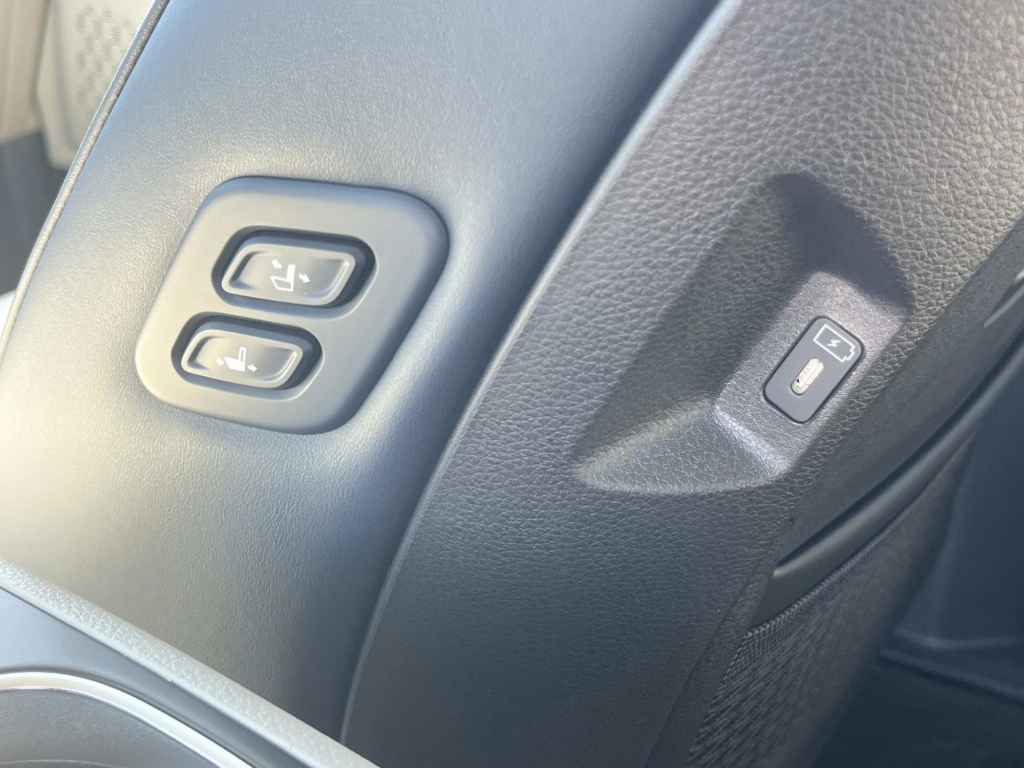 New 2026 Ceramic Silver Kia EX image 18