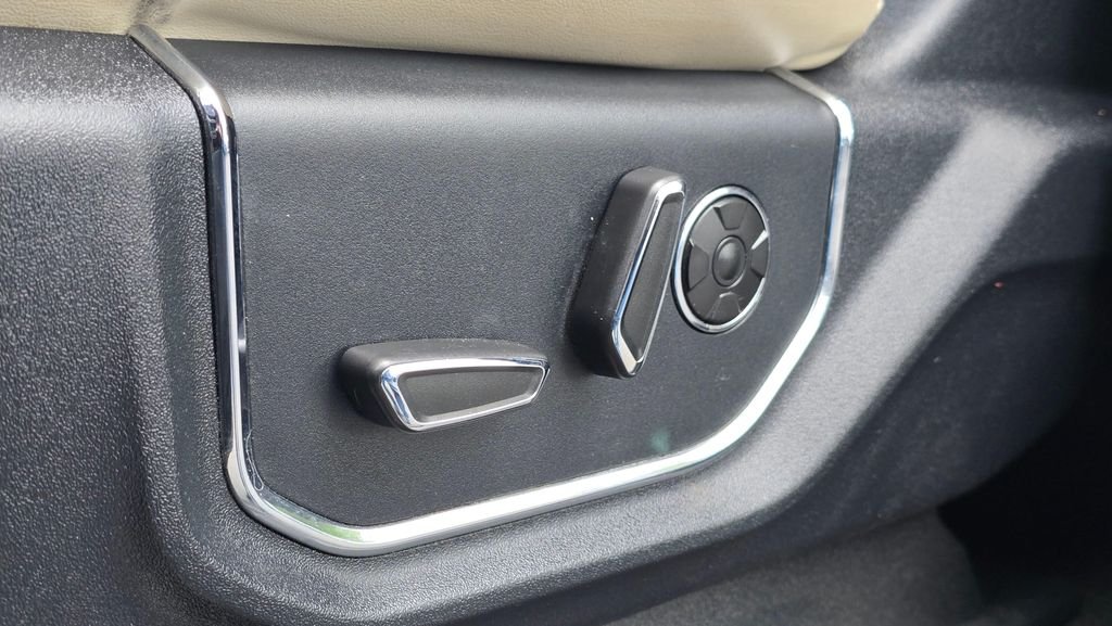 Used 2019 Black Metallic Ford Platinum image 27