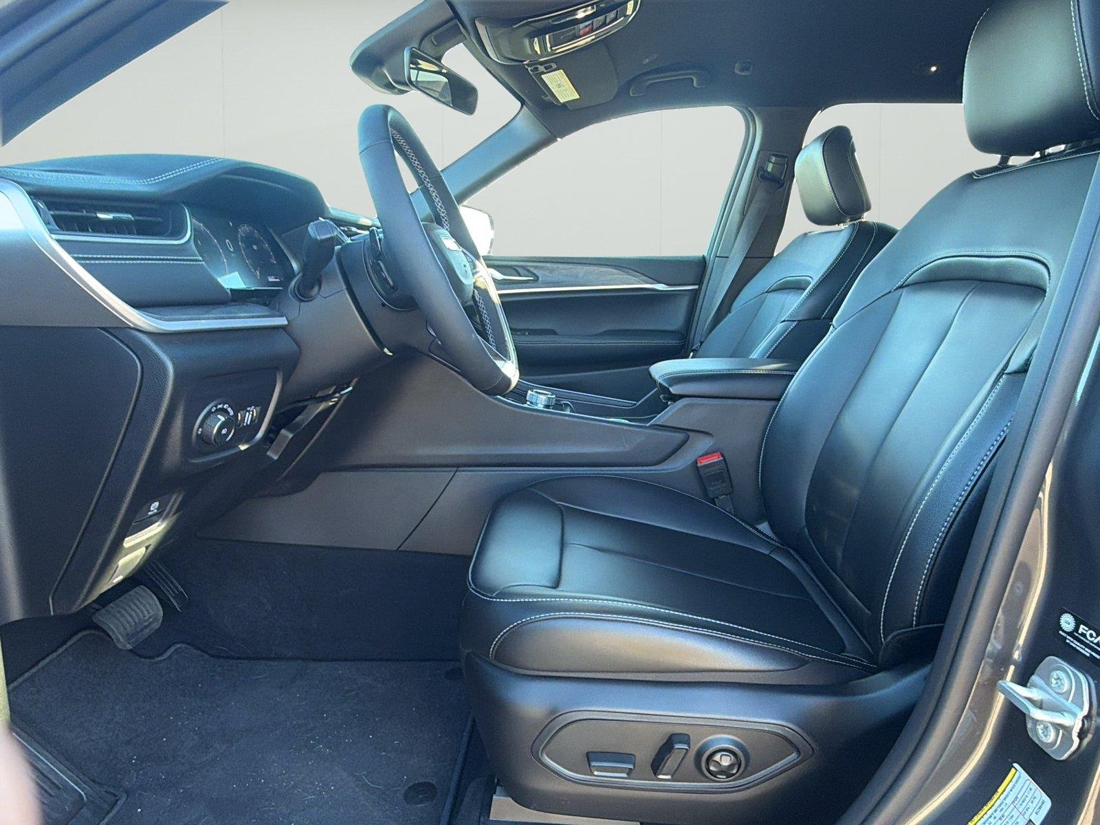 Used 2025  Jeep Limited image 32