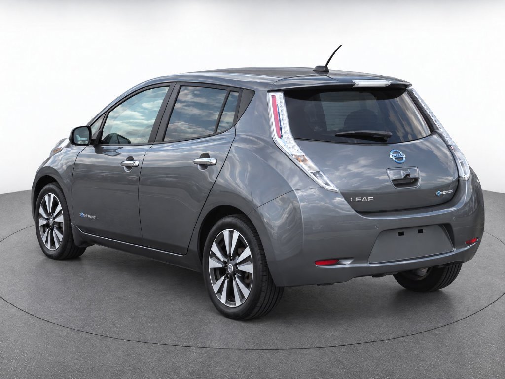 Used 2015 Gray Nissan SV image 3