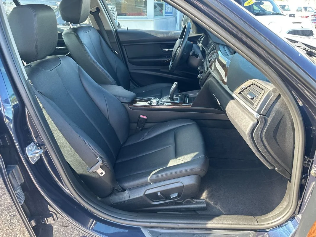 Used 2014  BMW xDrive image 32