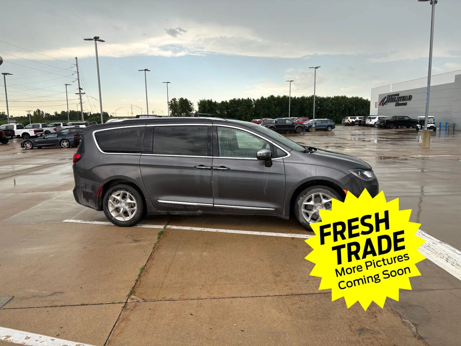 Used 2018 Granite Crystal Metallic Clearcoat Chrysler Limited image 3