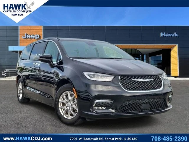 2025 Chrysler Pacifica Select's photo