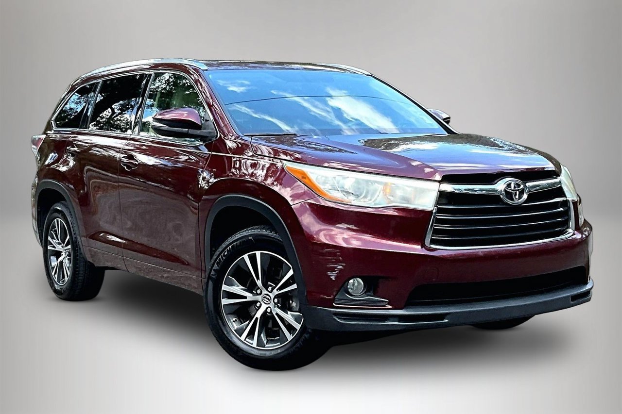 Used 2016 Red Toyota XLE V6 image 2