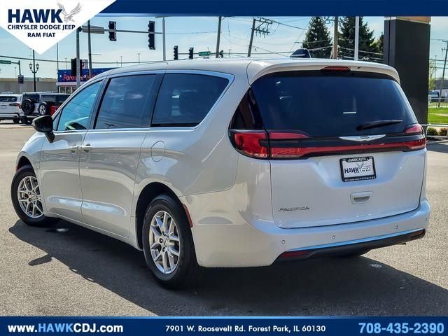 Used 2023 White Chrysler Touring L image 7