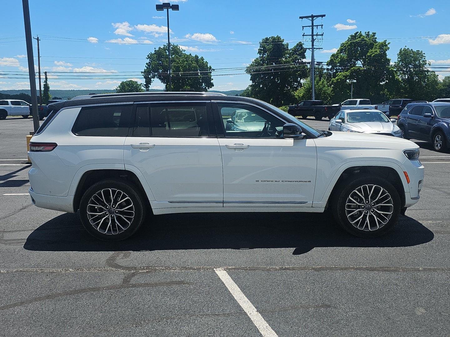 Used 2022 Bright White Clearcoat Jeep Summit Reserve image 5