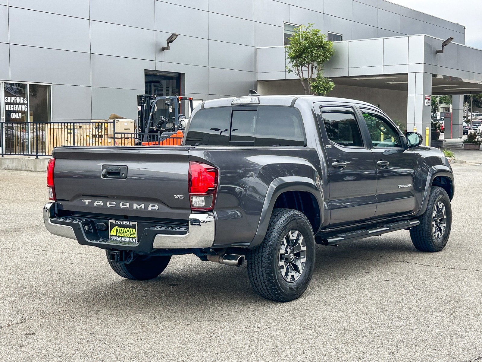 Used 2018 MAGNETIC GRAY MET TOYOTA TRUCK SR5 image 6