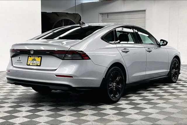 2025 Honda Accord SE - Photo 13