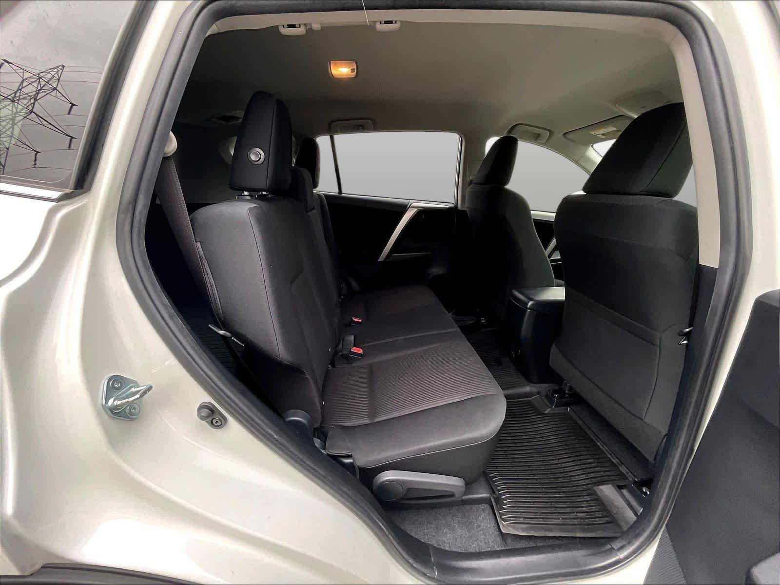 2017 Toyota RAV4 LE - Photo 26