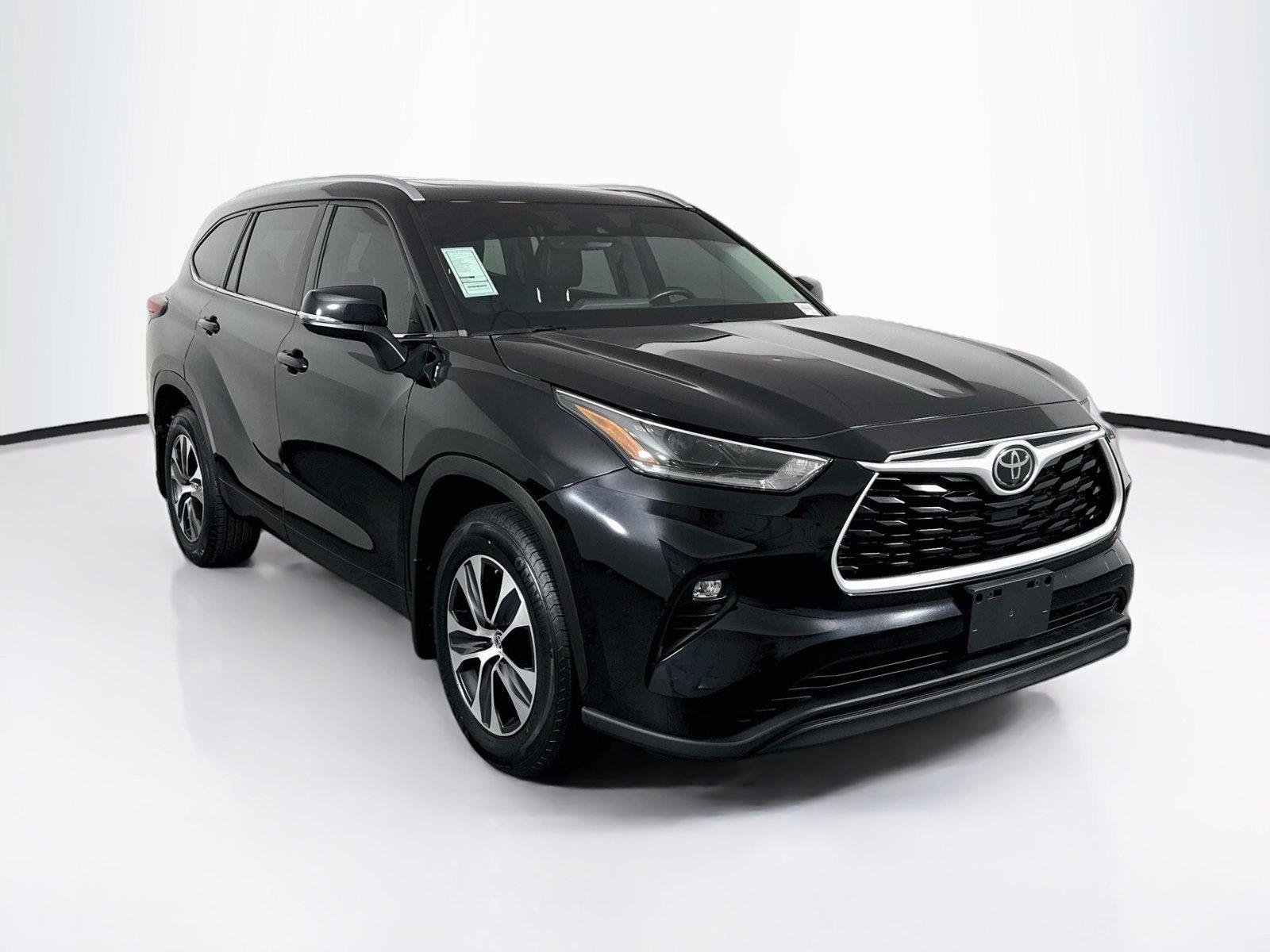 Used 2021 Midnight Black Metallic Toyota XLE image 9