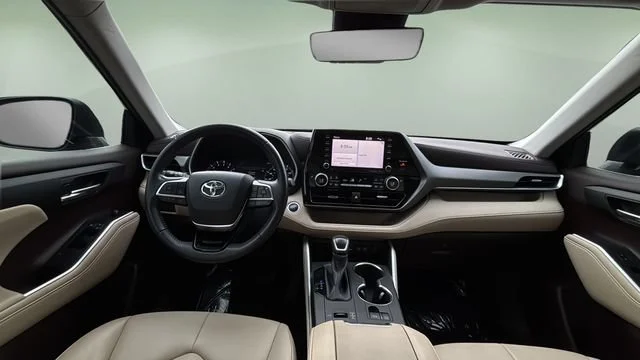 Used 2020  Toyota XLE image 16