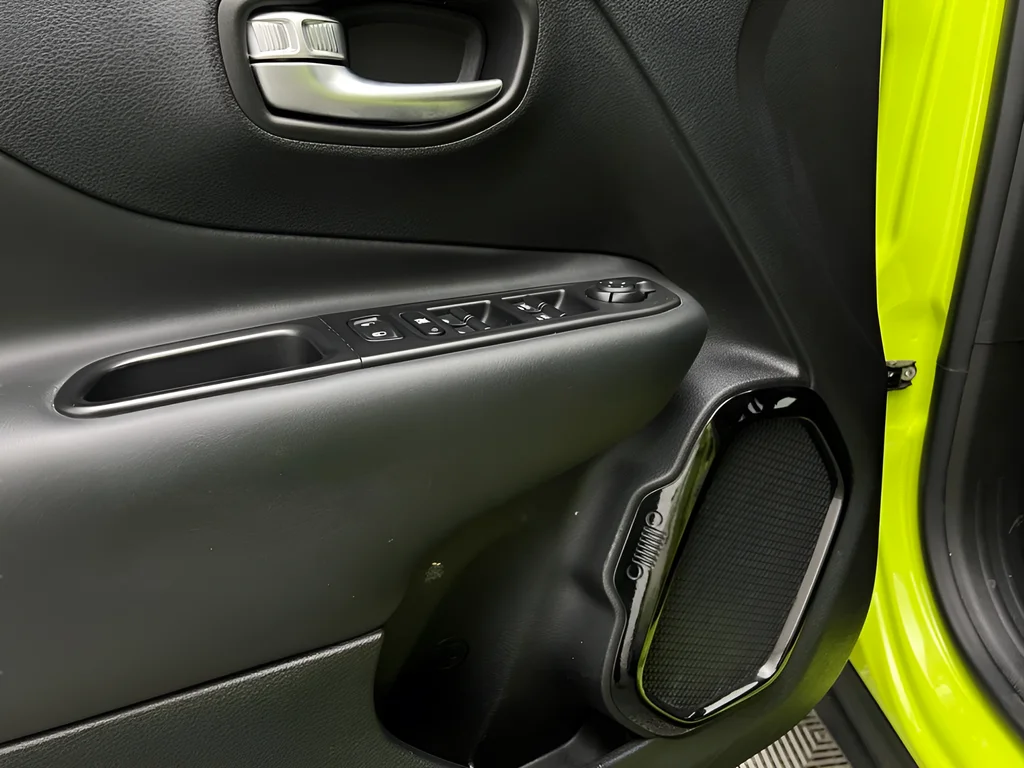 Used 2018 Hypergreen Clearcoat Jeep Latitude image 23
