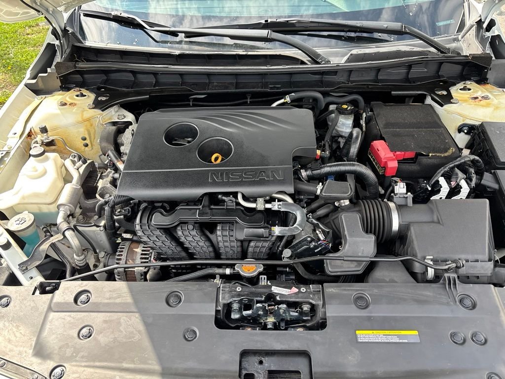 Used 2019 White Nissan 2.5 SR image 12