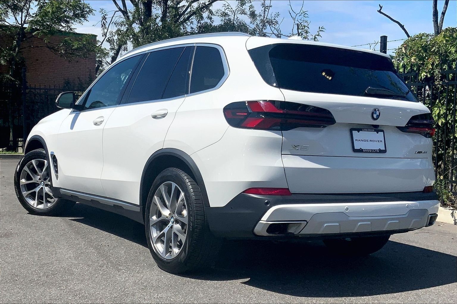 Used 2024 Alpine White BMW xDrive40i image 11
