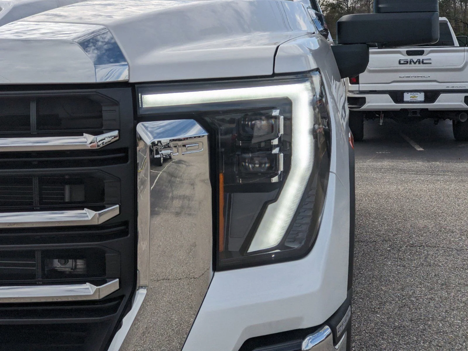 New 2025 White Frost Tricoat GMC SLT image 10