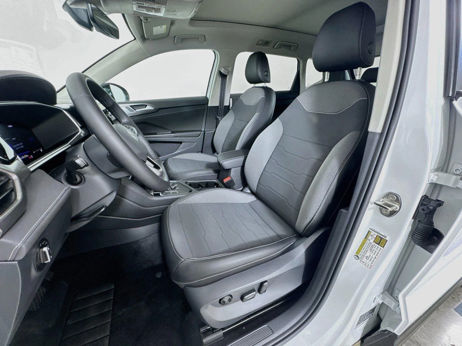 New 2027 Pure White w/Deep Black Roof Volkswagen SE Black image 20