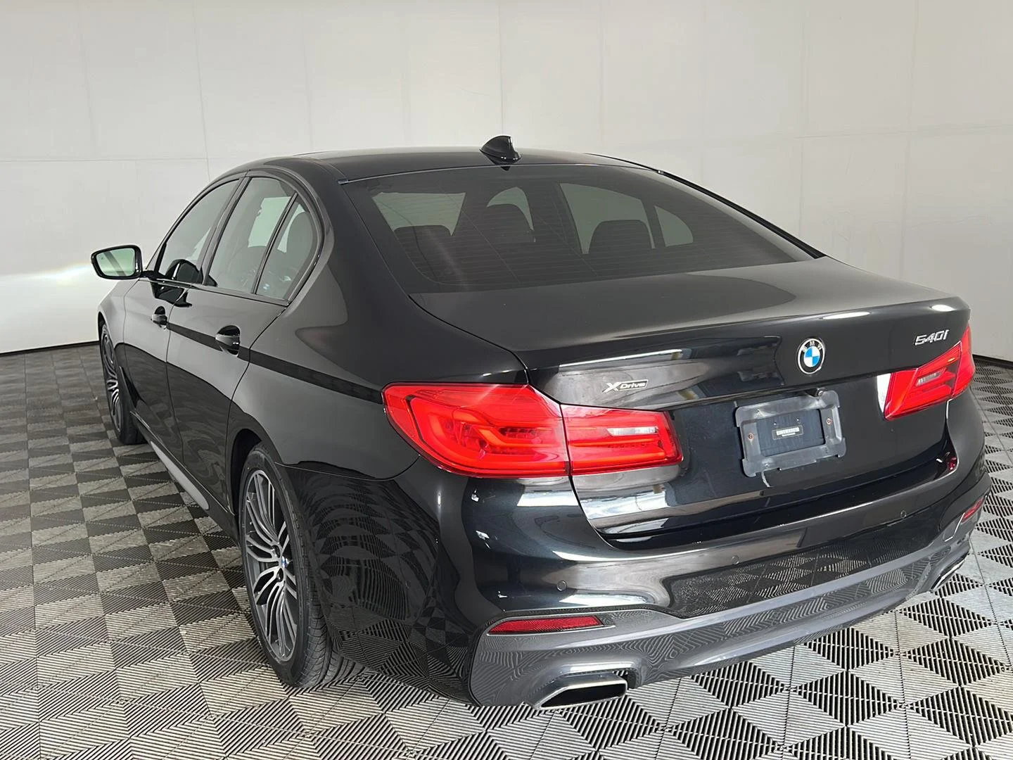 Used 2019 Black Sapphire Metallic BMW 540i xDrive image 9