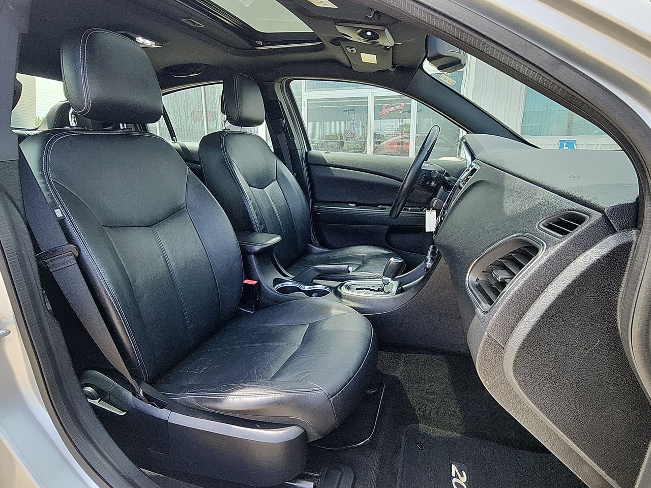 Used 2012  Chrysler Limited image 24