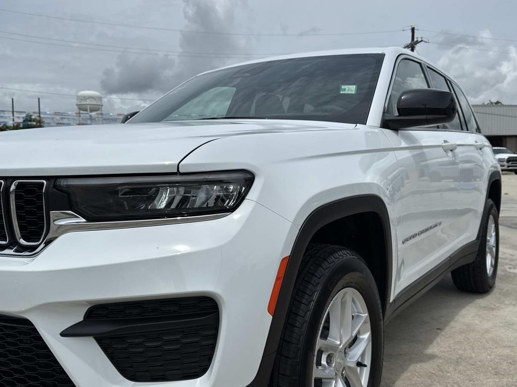 New 2026 Bright White Clear-Coat Exterior Paint Jeep Laredo X image 6