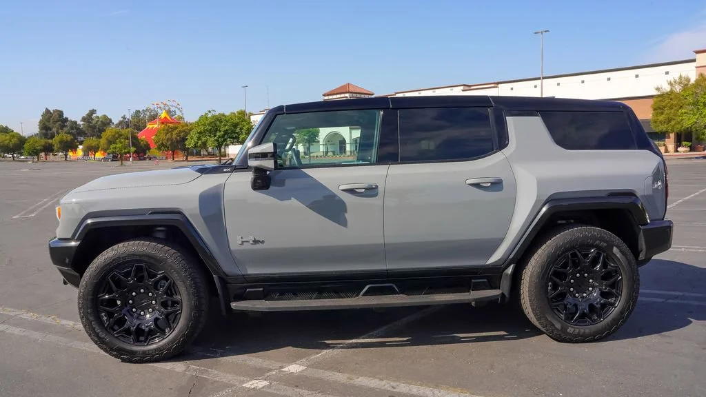 Used 2025 Meteorite Metallic (Grey) GMC 2X image 11