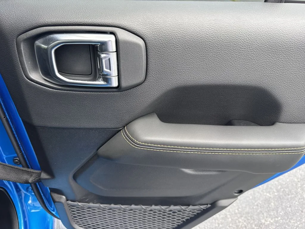 Used 2025 Blue Jeep High Tide image 16