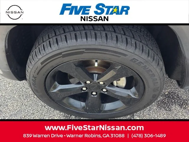 Used 2022 Silver Jeep Altitude image 18