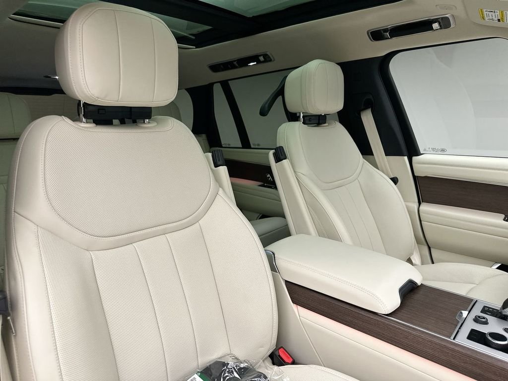 New 2027 Santorini Black Land Rover SE image 6