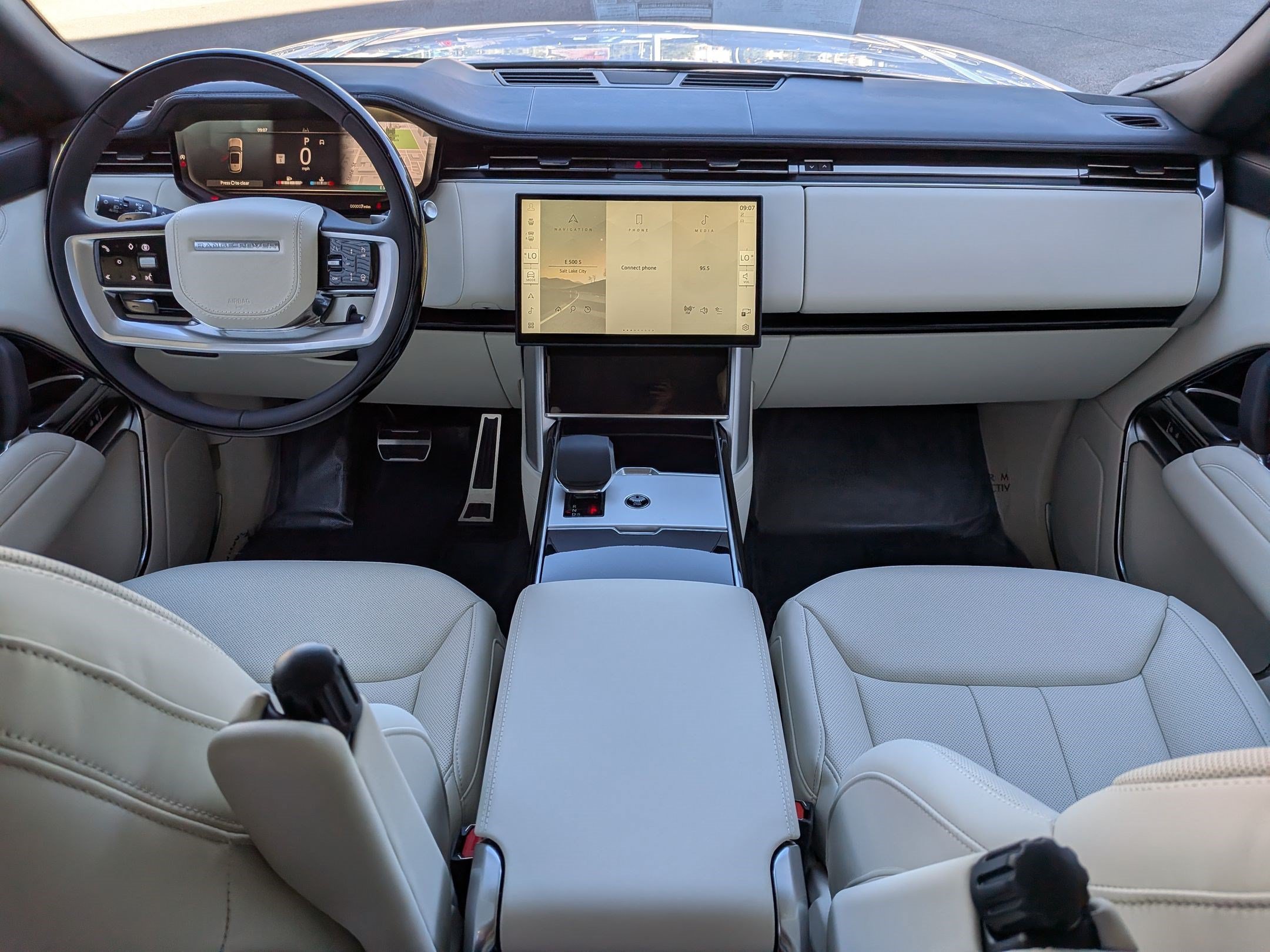 New 2026 Ostuni Pearl White Land Rover P530 SE 7 Seat image 24