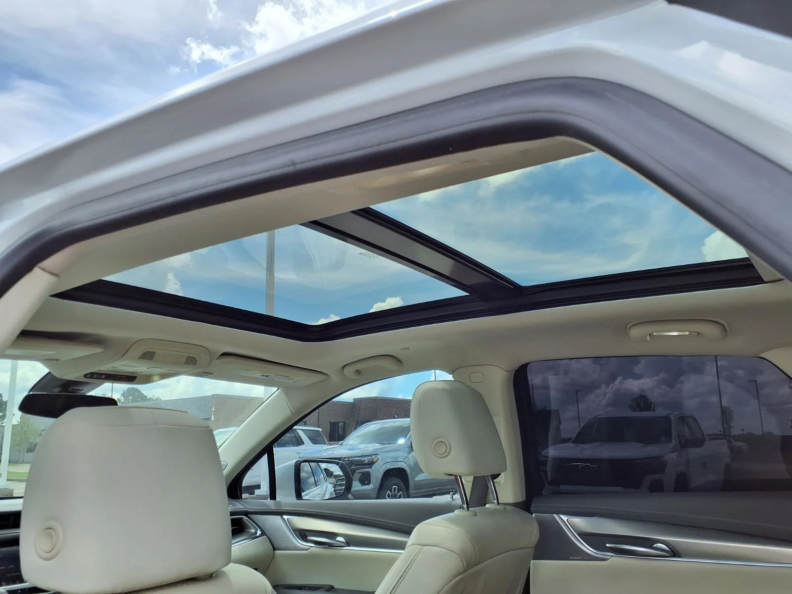 Used 2023 Crystal White Tricoat Cadillac FWD Premium Luxury image 13