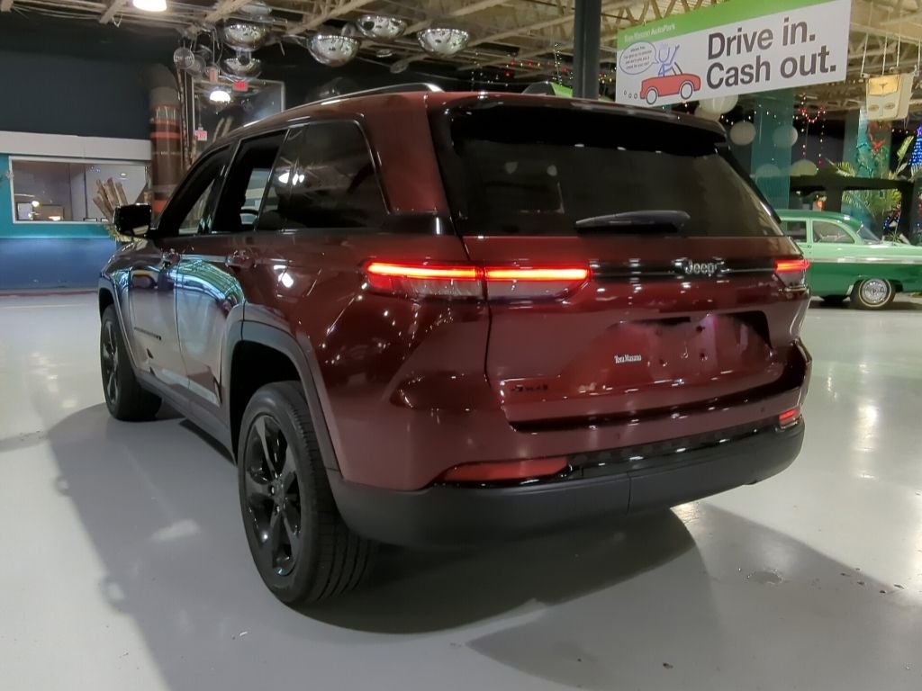 Used 2022 Red Jeep Altitude image 10