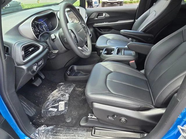 New 2027 Hydro Blue Pearl-Coat Exterior Paint Chrysler Select image 10